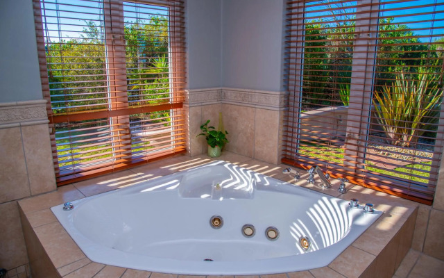 Pezula Magic Retreat - 4 Bedroom Lagoon View Home