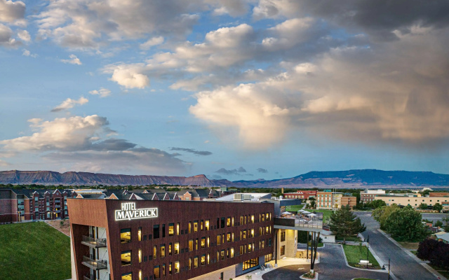 Hotel Maverick