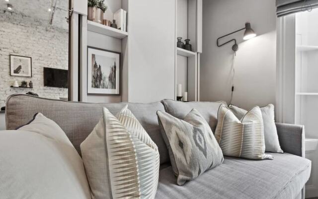 Splendid Studio Flat W/suspended Bed in Camden
