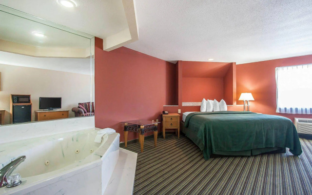 Econo Lodge Inn & Suites
