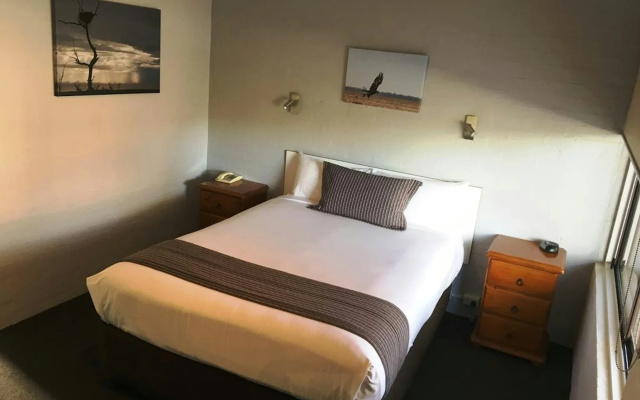 Nicholas Royal Motel – Guest Rooms – Hay