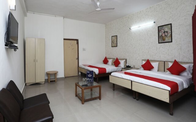 OYO 11937 Hotel Meedo