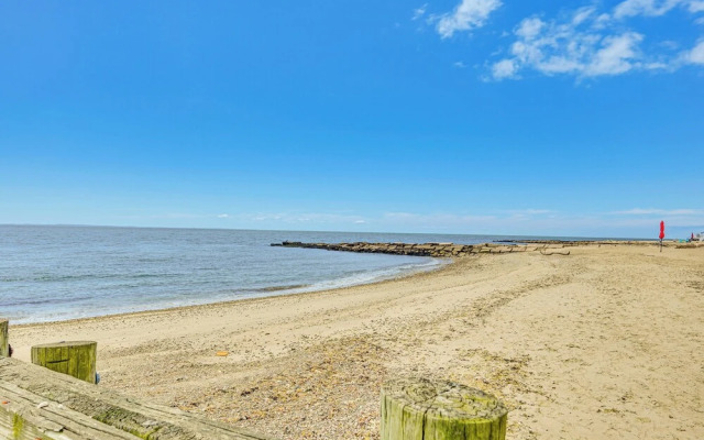 Inviting Beachfront Apartment in Hawk's Nest Beach