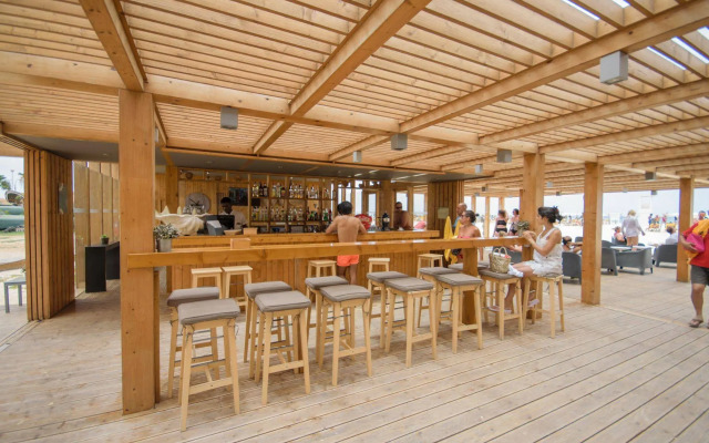 Hotel Oasis Salinas Sea