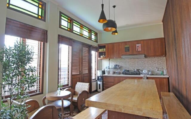 RedDoorz Plus near Hartono Mall 2