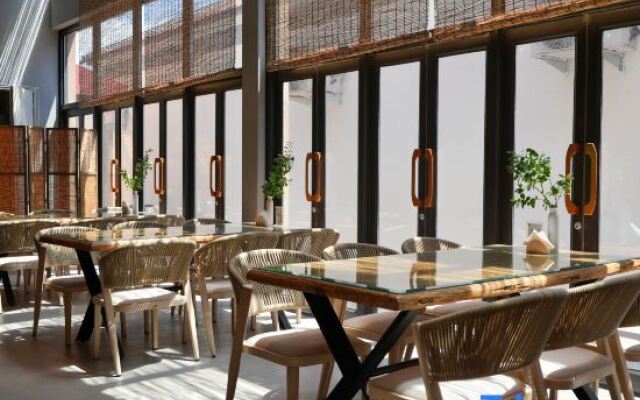 Dacheng enjoys building a courtyard by the river