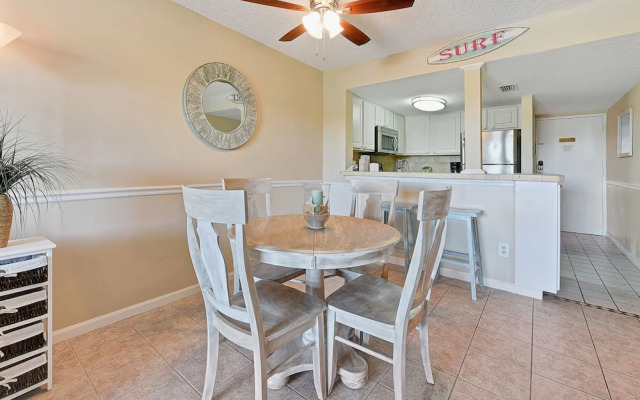 Ocean & Racquet 2303 by Vtrips