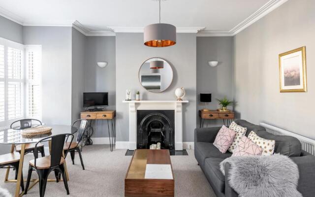 Modern & Spacious 2 Bedroom Maisonette