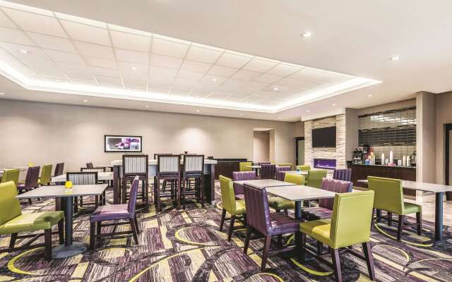 La Quinta Inn & Suites by Wyndham Cincinnati Sharonville