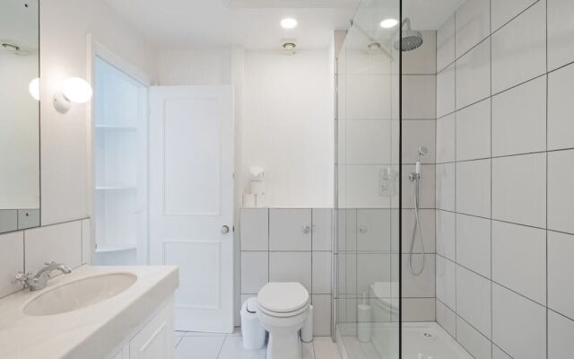 Sophisticated 2-bed, 2-bath apt in Chelsea