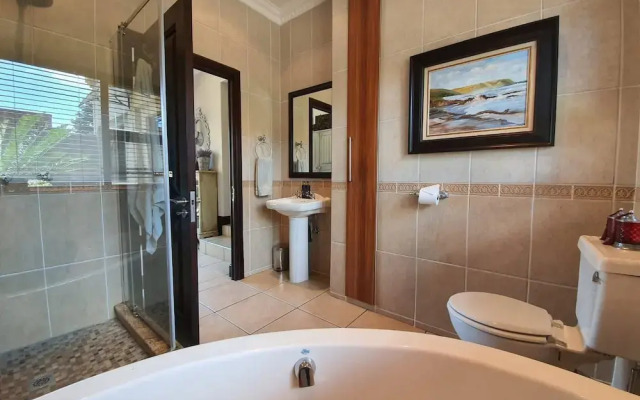 Or Tambo Airport Holiday Home