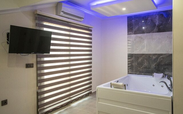 Jakuzili Mustakil Havuzlu Bati Villasi