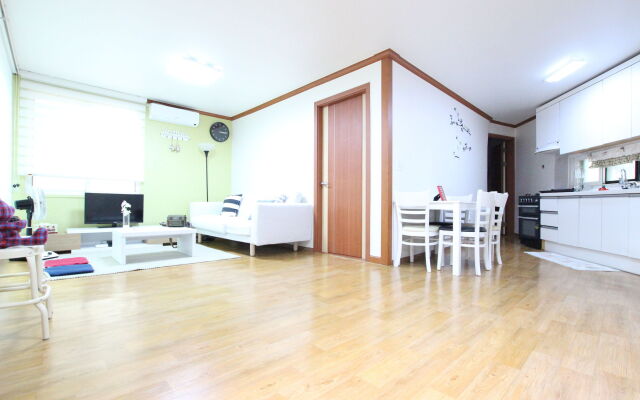 Zzzip Guest House - Hostel