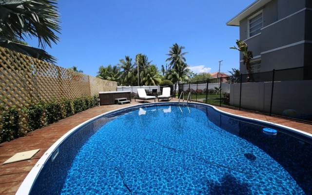 Astonishing Bayshore Villa with Pool