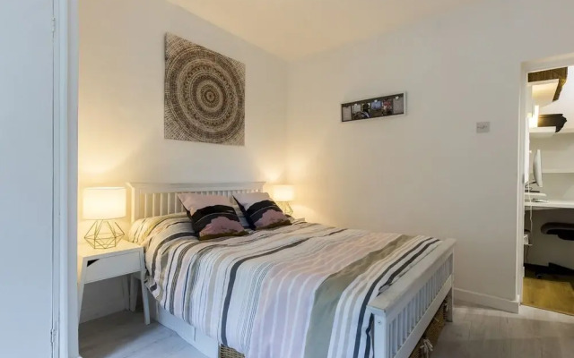 Recently Renovated 2BR Flat in South East London