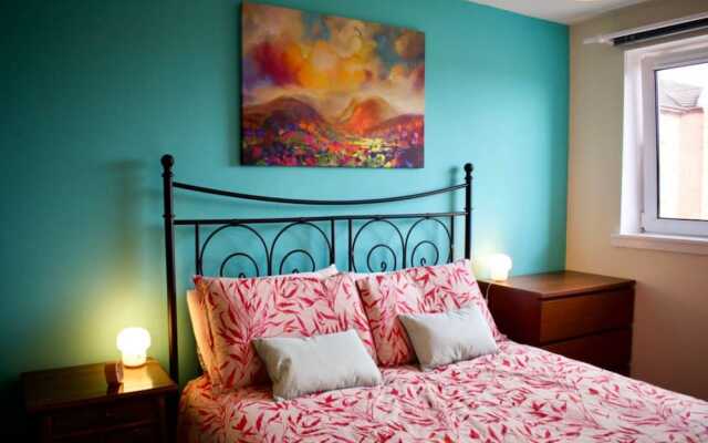 Colourful and Spacious 2 Bedroom Leith Home