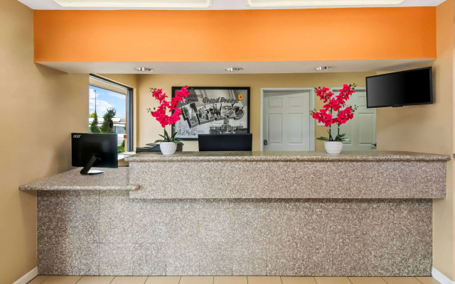 Super 8 by Wyndham Grand Prairie Southwest