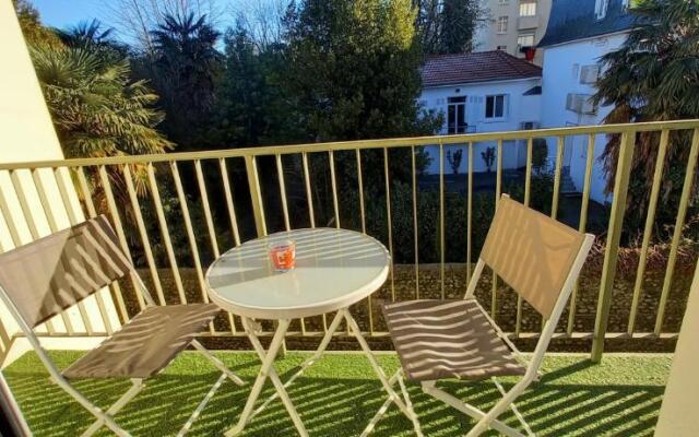 Au petit repère palois -studio - centre ville-balcon-WIFI FIBRE