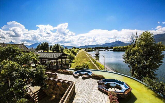 House & White Lakeside Lodge