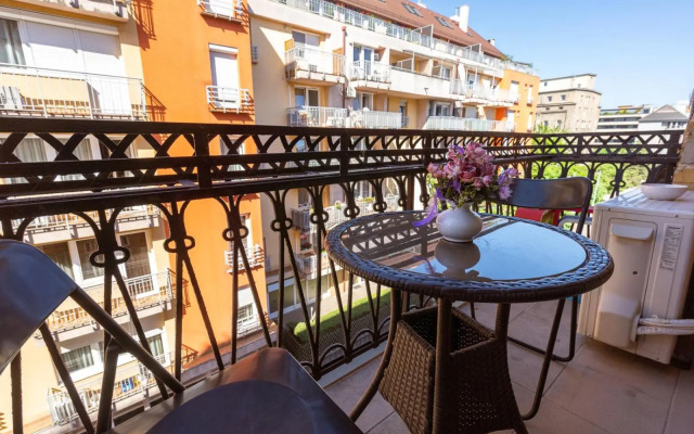 DON'T LOOK any further - Gary's superb apartment