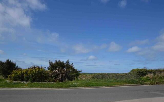 Beautiful 3 bedroom apartment by the Sea