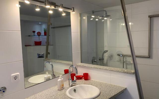 AwayDays - 802 - Incredible 1-Bed Apartment with Magical Views