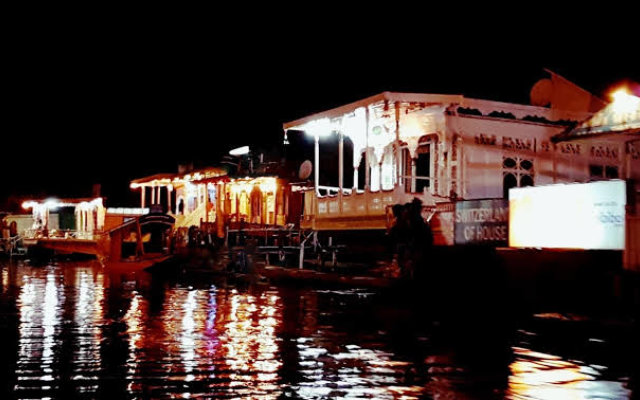 New Sea Palace Houseboats