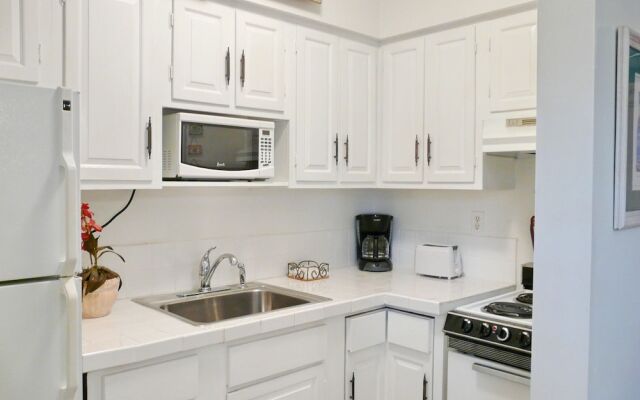 Idyllic Condo With Brief Walk to Beach and Restaurants