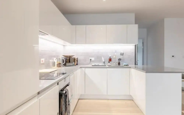 Charm & Convenience 3 Bed Near Excel London