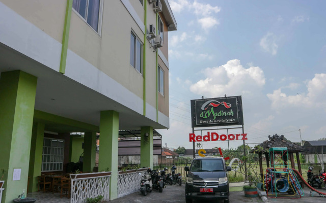 RedDoorz Plus Syariah near Manahan Solo