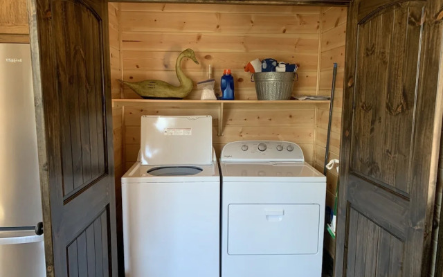 Standing Bear Studio Cabin With Hot Tub on the Deck by Redawning