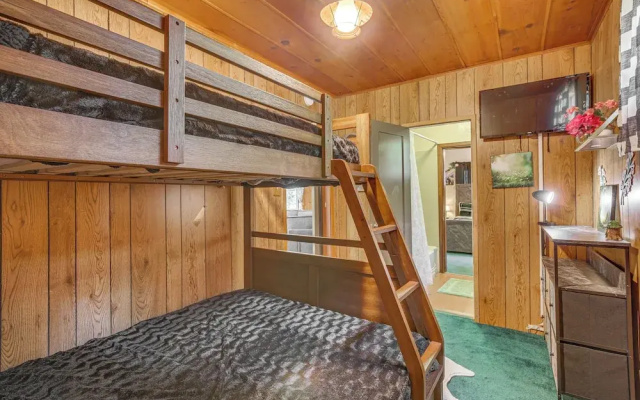 Cozy Crestline Cabin w/ Mountain-view Balcony!