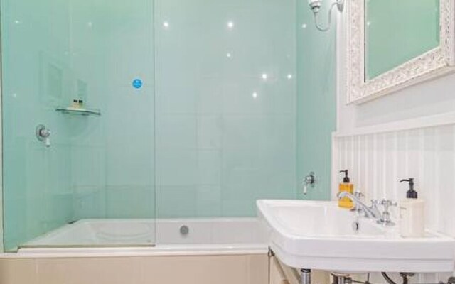 Lovely Holiday Home w Private Courtyard Six Selbourne