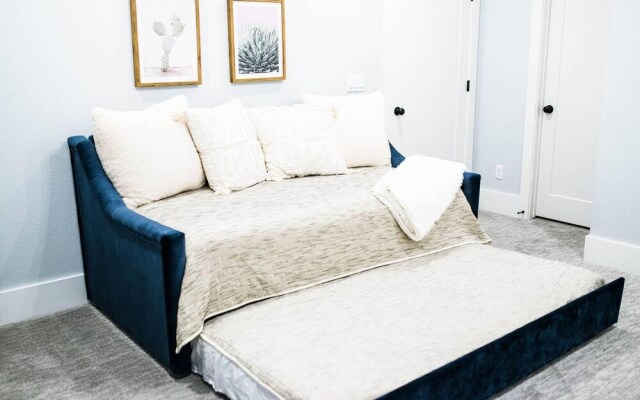 The Brownstone - 1 Block From Dtwn Square