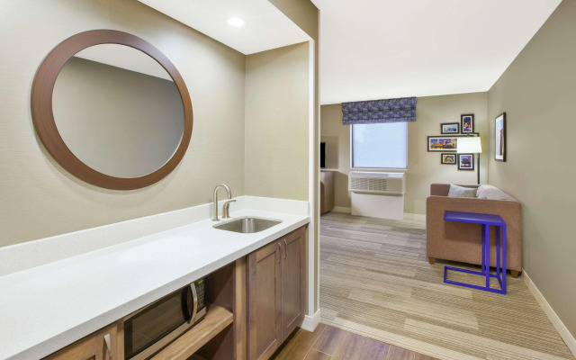Hampton Inn & Suites Oakwood Village-Cleveland