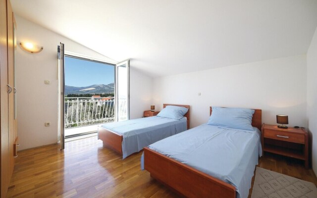 Nice Home in Kastel Luksic With Wifi and 3 Bedrooms