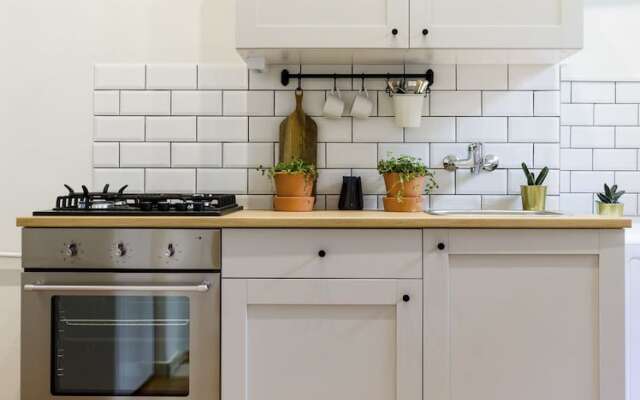 Chic Tarragon Apartments