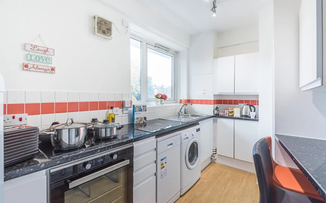 Stunning Self Contained 2 Bedroom Apartment + Parking Sleeps 6