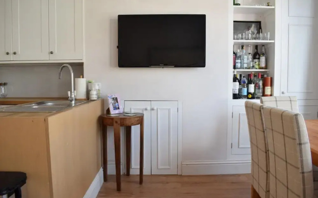 Lovely Newly-renovated 3 Bedroom Apartment in Fulham