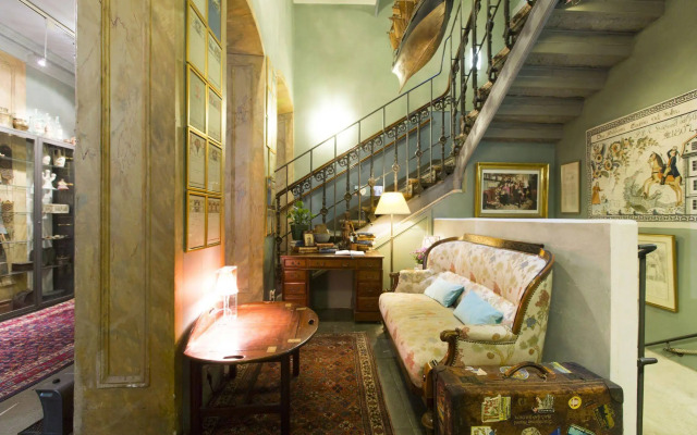Lady Hamilton Hotel