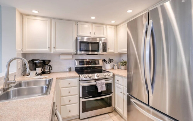 Ocean and Racquet 8110