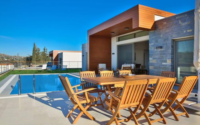 Important Group Villa Ata