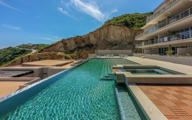 Luxe Mtn Top Retreat w/ Pool Access & Sea View!