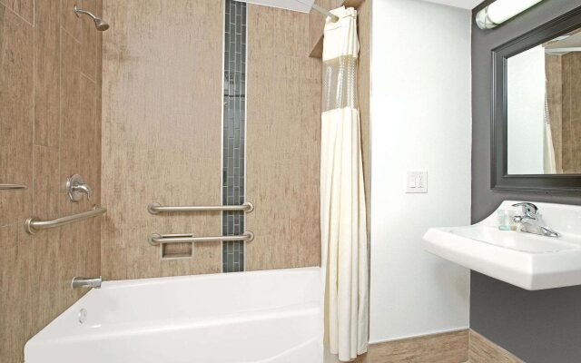 Travelodge by Wyndham LAX