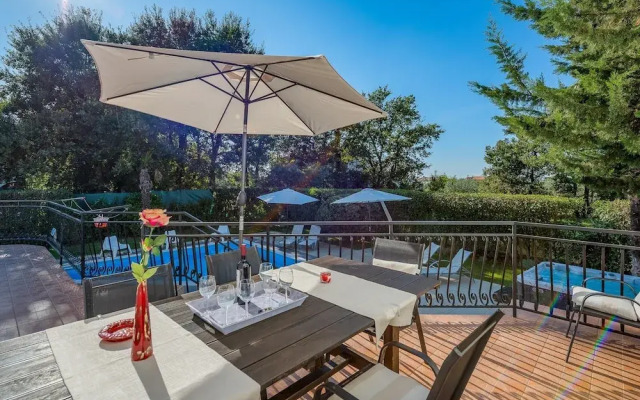 Scenic Villa With Private Garden