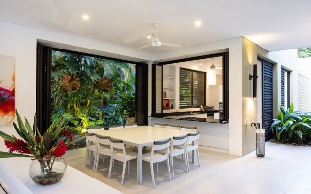 w Splendid 5BR Villa at Mesa de Yeguas