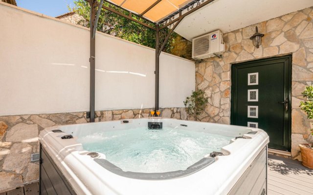 Amazing Home in Makarska with Hot Tub, Sauna & WiFi