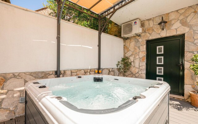 Amazing Home in Makarska with Hot Tub, Sauna & WiFi