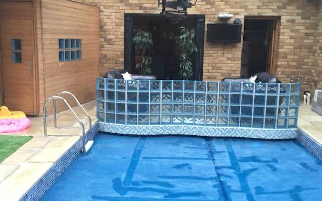 4 Bed House with Swimming pool and Sauna