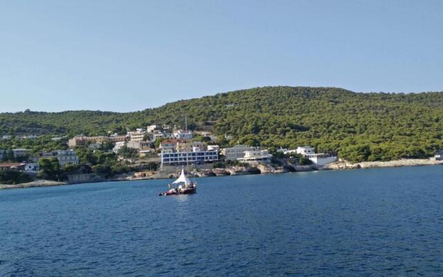 Oasis Hotel Theodoros & Litsa Galaris